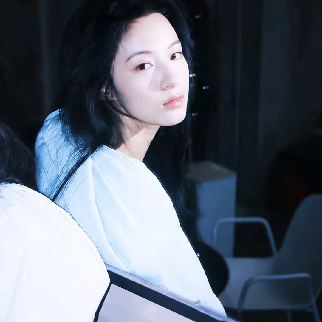 年轻女孩爱过来